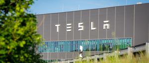 ARCHIV - 17.05.2024, Brandenburg, Grünheide: Der Schriftzug ·Tesla· steht an der Fassade eines Gebäudes der Tesla Gigafactory. 