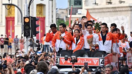 Siegesparade durch Bangkok: Pita Limjaroenra (42) von der Move-Forward-Partei soll Thailands neuer Premierminister werden.