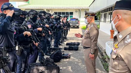 Dieses Bild zeigt den nationalen Polizeichef Damrongsak Kittiprapat (zweiter von rechts) nach dem Angriff bei einer Lagebesprechung. 