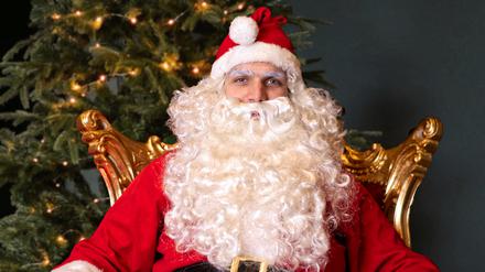 Tobias Groß betreibt die Vermittlungsplattform „Weihnachtsmann2Go“ und arbeitet seit elf Jahren als Weihnachtsmann.
