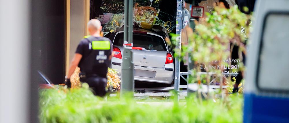 Ende einer Todesfahrt: Das Auto des 29-Jährigen steht im Schaufenster eines Geschäfts auf der Tauentzienstraße.
