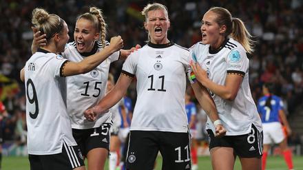 DFB-Stürmerin Alexandra Popp und bejubelt mit ihrem Team den Siegtreffer im EM-Halbfinale gegen Frankreich.