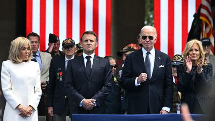 US-Präsident Joe Biden mit First Lady Jill Biden und Frankreichs Präsident Emmanuel Macron mit seiner Ehefrau Brigitte Macron bei den Feierlichkeiten zum „D-Day“.