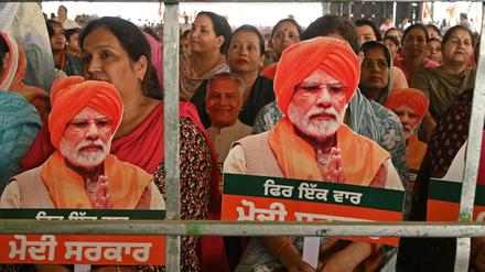 Unterstützer des indischen Premierministers Modi bei einer Wahlkampfveranstaltung.