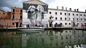 Ein Paar nackte Füße, schmutzig und verwundet, sind auf die Fassade der Kapelle des Frauengefängnisses in Venedig gemalt. Ein Werk des italienischen Künstlers Maurizio Cattelan.