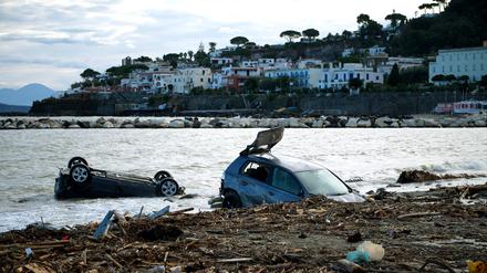 Wenn bei Ischia ein graues Auto im Meer versinkt, könnte das auch etwas mit der illegalen, aber von den Behörden geduldeten Bebauung der Berghänge zu tun haben.