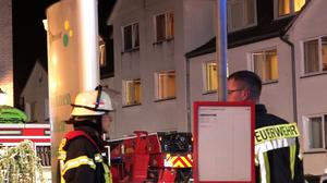 Oyten, Niedersachsen: Feuerwehrleute nach einem Brand in einem Seniorenheim