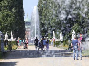 Touristen/Spaziergänger im Park Sanssouci in Potsdam
