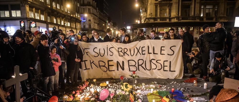 Menschen versammeln sich nach dem Anschlag in Brüssel im Jahre 2016.