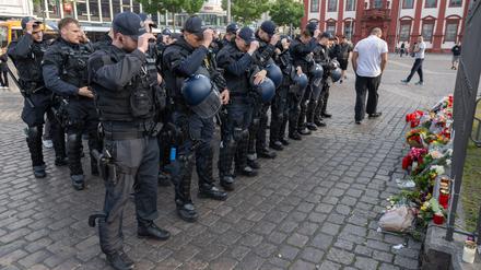 Minuten nach dem Bekanntwerden seines Todes trauern Polizisten auf dem Marktplatz in Mannheim um ihren getöteten Kollegen.  