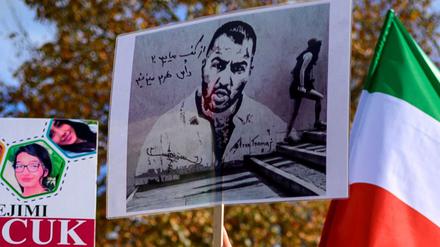 Menschen halten Plakate mit Porträts des iranischen Rappers Tumadsch Salehi (R), der im Iran inhaftiert ist, und Porträts von Kindern (L), die während der Proteste im Iran getötet wurden, während einer Kundgebung zur Unterstützung iranischer Frauen in Istanbul, am 26. November 2022.