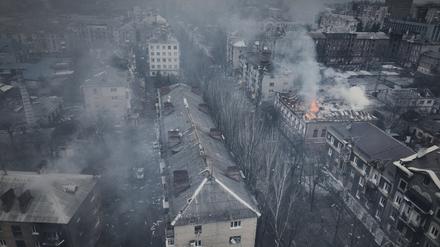 Rauch steigt aus brennenden Gebäuden in einer Luftaufnahme von Bachmut auf.