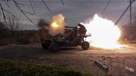 Ukrainische Soldaten schießen auf russische Stellungen in der Nähe von Cherson. 