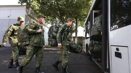 Russische Rekruten steigen in einen Bus in der Nähe eines militärischen Rekrutierungszentrums. (Symbolbild)