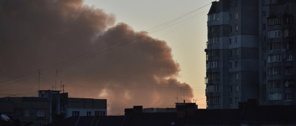 Nach dem massiven russischen Raketenangriff auf das Energiesystem der Ukraine sind nach Angaben von Präsident Selenskyj etwa zehn Millionen Menschen zeitweise ohne Strom gewesen. 