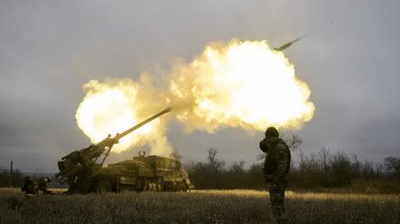 Ukraine, Awdijiwka: Ukrainische Soldaten feuern eine Haubitze auf russische Stellungen. (Archivbild vom 26.12.2022)