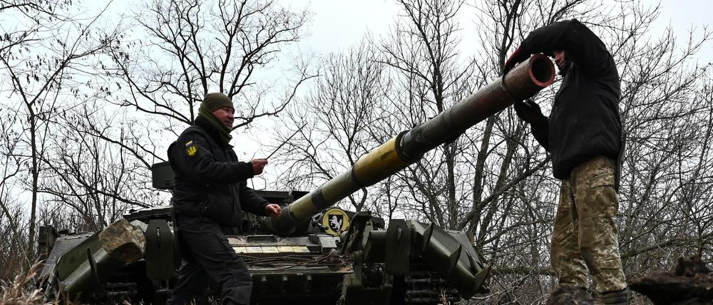 Ukrainische Militärangehörige überprüfen ein Panzerrohr während einer Übung.
