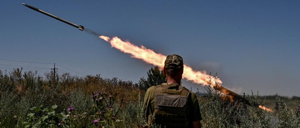 Ukrainische Soldaten feuern in der Region Saporischschja eine kleine Mehrfachrakete vom Typ Partyzan auf russische Truppen in der Nähe einer Frontlinie ab (Symbolbild).