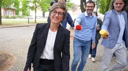 Ulrike Demmer voller Zuversicht auf dem Weg zum Sendezentrum in Potsdam-Babelsberg, wo am Freitag die Wahl der neuen Intendantin stattfand. 