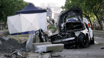 Schwerer Unfall auf der Tauentzienstraße: das Wrack des Autos.