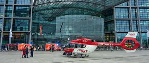 Ein Rettungshubschrauber steht vor dem Hauptbahnhof. Eine Frau ist am Mittwochabend am Berliner Hauptbahnhof von einem ICE erfasst worden und ums Leben gekommen, ein Kind wurde schwer verletzt, wie eine Sprecherin der Bundespolizei mitteilte.