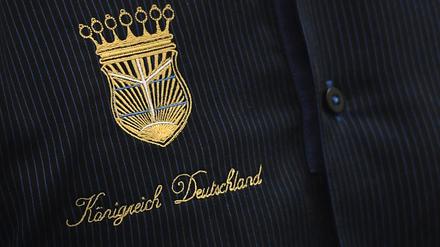 „Königreich Deutschland“ steht eingestickt auf dem Hemd des selbst ernannten „Königs von Deutschland“, Peter Fitzek: Der „Reichsbürger“ wurde erneut zu einer Haftstrafe verurteilt. (Archiv)