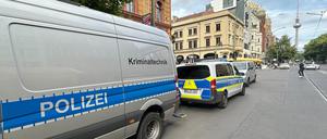  Fahrzeuge der Polizei stehen in der Oranienburger Straße am Straßenrand.  Ein Mensch ist unter einen Zug am S-Bahnhof Oranienburger Straße in Berlin geraten und gestorben.
