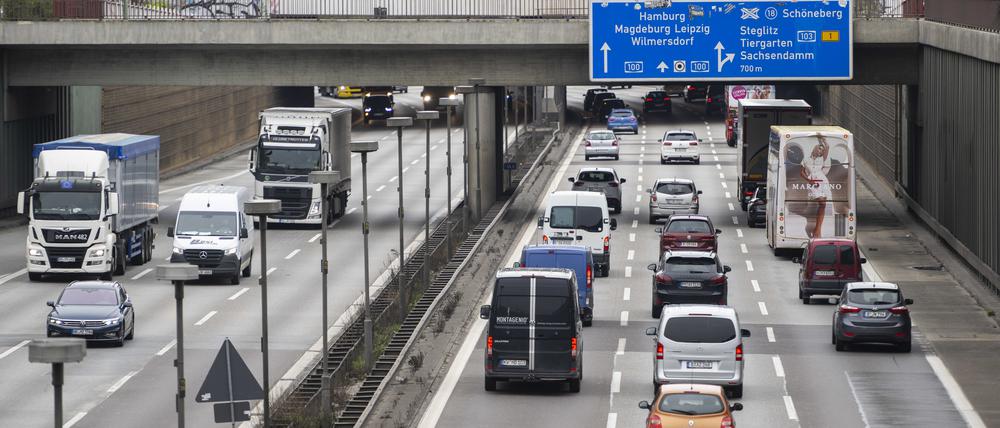 Auf Stadtautobahn in Berlin: Autofahrer winkt sich mit Polizeikelle den Weg  frei - FOCUS online