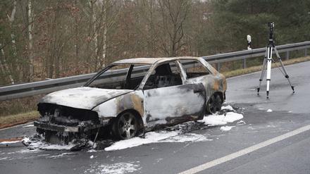 Eins der beiden ausgebrannten Fahrzeuge auf der Zufahrt zur A115 in Drewitz, das im Zusammenhang mit einem versuchten Überfall auf einem Geldtransporter stehen könnte.