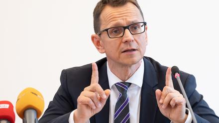 Jörg Müller, neuer Leiter des Verfassungsschutzes in Brandenburg, spricht während der Pressekonferenz zu seiner Vorstellung im Innenministerium.