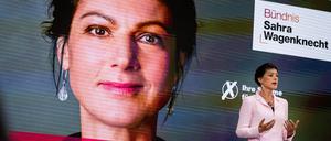 Sahra Wagenknecht, Bundesvorsitzende vom Bündnis Sahra Wagenknecht (BSW)spricht auf der Vorstellung der EU-Wahlkampagne des Bündnis Sahra Wagenknecht in Berlin-Moabit vor einem Wahlplakat. (Symbolbild)