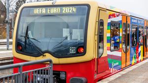 Ein S-Bahn-Zug der Baureihe 481 im EM-Design fährt am S-Bahnhof Olympiastadion ab. Der Zug mit dem Schriftzug: „UEFA Euro 2024“ wird vorgestellt.