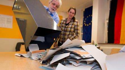 Wahlhelfer leeren in einem Wahllokal in Berlin eine Wahlurne mit Stimmzetteln für die Abgeordnetenhauswahl. 
