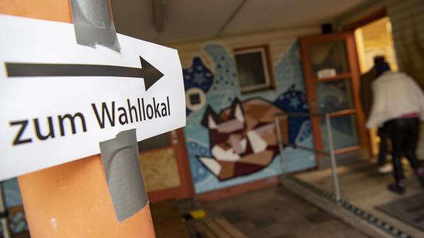„Zum Wahllokal“ steht auf dem Zettel an einem Zugang zu einem Wahllokal in Schmargendorf.