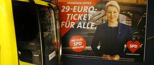 Wahlplakat der SPD mit Franziska Giffey zum 29-Euro-Ticket in einer U-Bahn Haltestelle.
