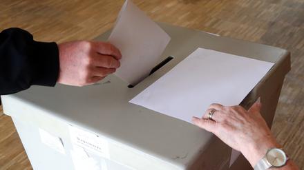 Eine Wählerin wirft ihren Wahlschein in einem Thüringer Wahllokal in die Wahlurne. (Archivbild aus 2018) 