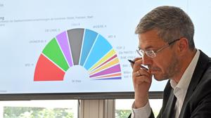 Oberbürgermeister Mike Schubert (SPD) stellt die Wahlergebnisse im Potsdam Museum vor.