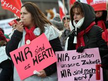 Jede vierte Frau verdient weniger als 14 Euro pro Stunde: BSW, Grüne und Verdi fordern höheren Mindestlohn