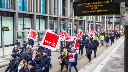 Mitarbeiter der hannoverschen Verkehrsbetriebe Üstra nehmen an einer Verdi-Demonstration teil.