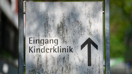  Ein verwittertes Schild weist zum Eingang der Kinderklinik am Universitätsklinikum Sachsen-Anhalt.