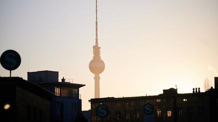 03.01.2023, Berlin: Die Sonne geht hier dem Fernsehturm auf. Foto: Annette Riedl/dpa +++ dpa-Bildfunk +++