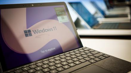 Das Logo von Windows 11 von Microsoft, aufgenommen im Shop an der 5th Avenue in Manhatten. Microsoft wird von kommender Woche an seinen KI-Assistenten Copilot in das Betriebssystem Windows bringen. 