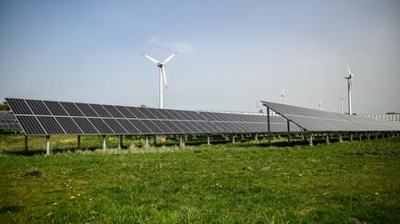 Leisnig in Sachsen: Mehrere Windkraftanlagen stehen hinter einem Solarpark.