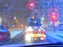 Die stillen Streuer der Nacht: Ein Berliner Winterdienst-Mitarbeiter gibt Tipps für eisige Gehsteige