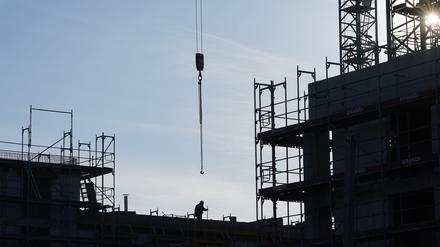 Bauarbeiter arbeiten auf der Baustelle des neuen Stadtquartiers Kolbenhöfe in Hamburg-Ottensen. (Marcus Brandt/dpa)