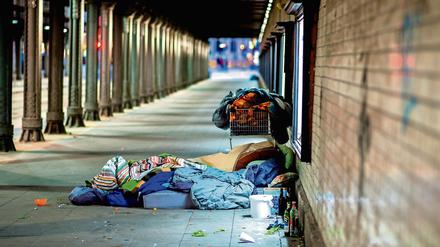 ARCHIV - Die Habseligkeiten eines Obdachlosen liegen am 26.11.2017 unter einer Eisenbahnunterführung am Hauptbahnhof in Hannover (Niedersachsen). Am 10.01.2017 stellt Caritas in Berlin die Ergebnisse der Studie "Menschenrecht auf Wohnen" vor. Foto: Hauke-Christian Dittrich/dpa +++(c) dpa - Bildfunk+++