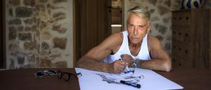 Wolfgang Joop beim Zeichnen in seinem Sommerhaus auf Ibiza.