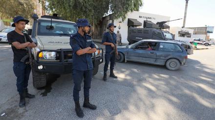 Wegen der Kämpfe, die sich seit Montagabend auch in Wohngebieten der Hauptstadt Tripolis ereigneten, hätten etwa 230 Familien ihre Häuser verlassen müssen.