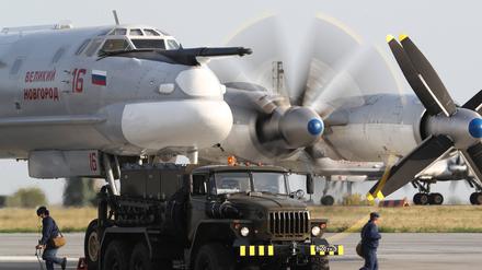 Ein russischer Langstreckenbomber des Typs Tu-95MS auf dem Militärflugplatz Engels (Symbolbild)