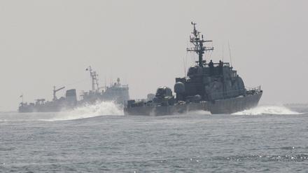 Patrouillenschiffe der südkoreanischen Marine suchen nach Überlebenden des gesunkenen südkoreanischen Marineschiffs in der Nähe der südkoreanischen Insel Baekryeong.